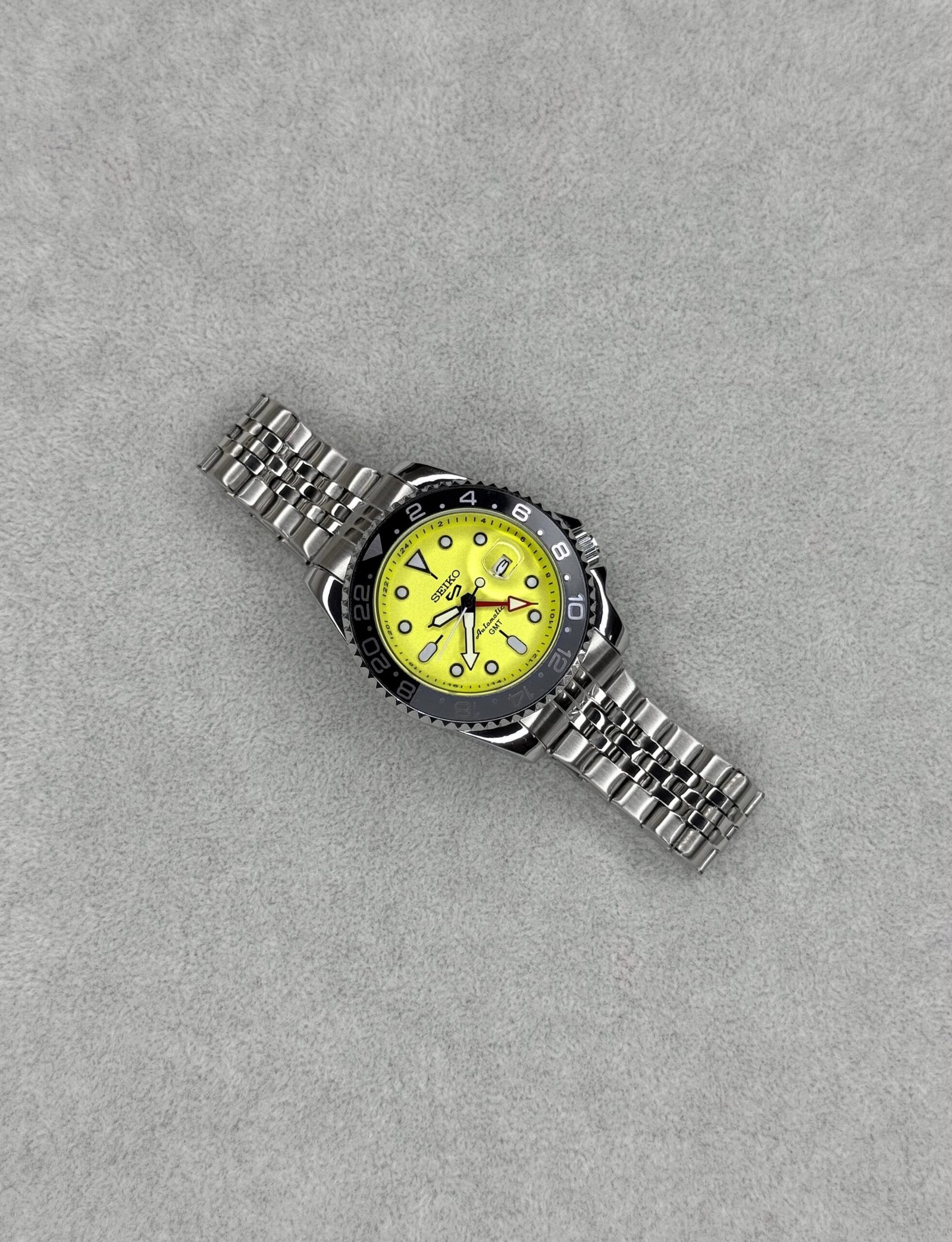 Premium GMT Men's Watch – 42mm Black Dial & Silver Steel Edition