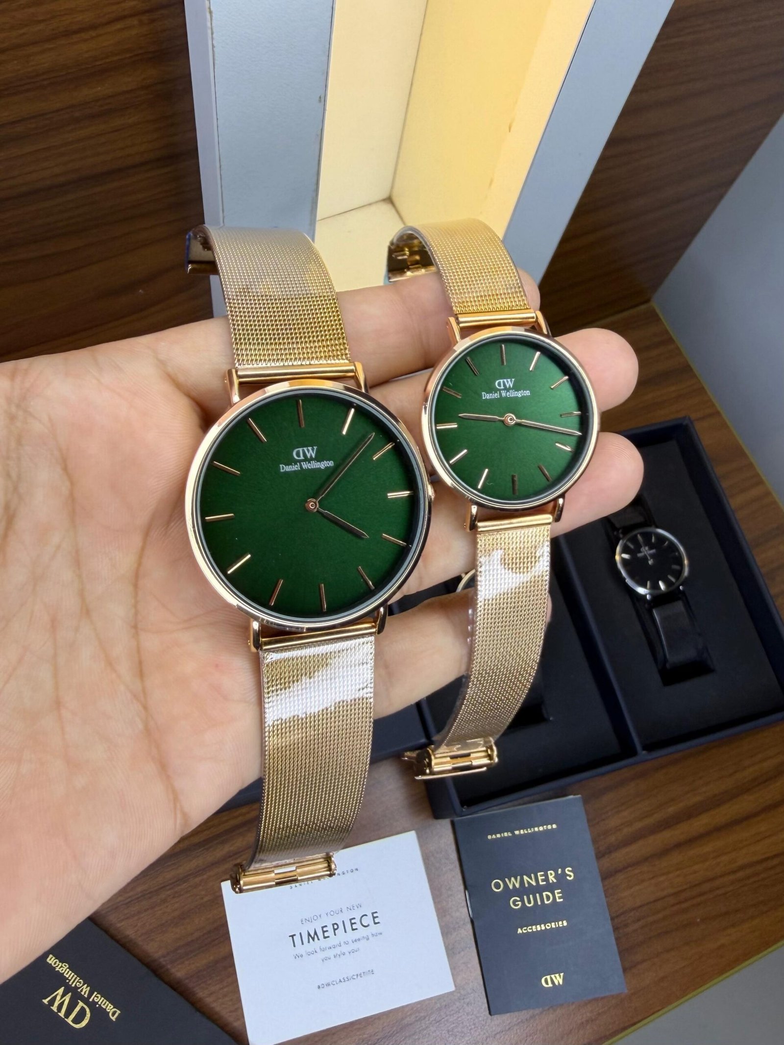 Premium Classic Couple Watch Set – Sophisticated Mesh Strap Edition